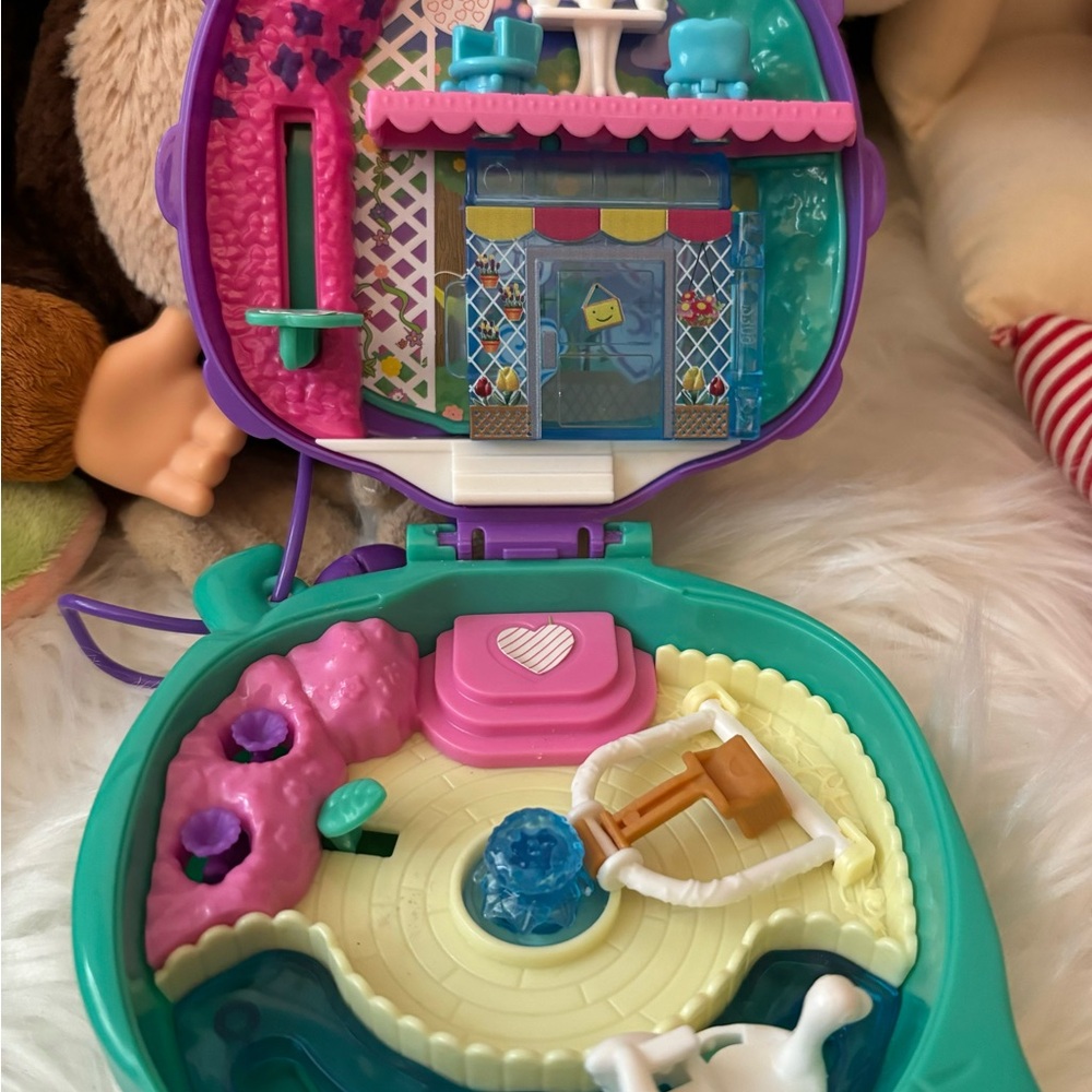 Polly Pocket Lady Bug Compact with Swan Boat and Moveable Pieces, no figures